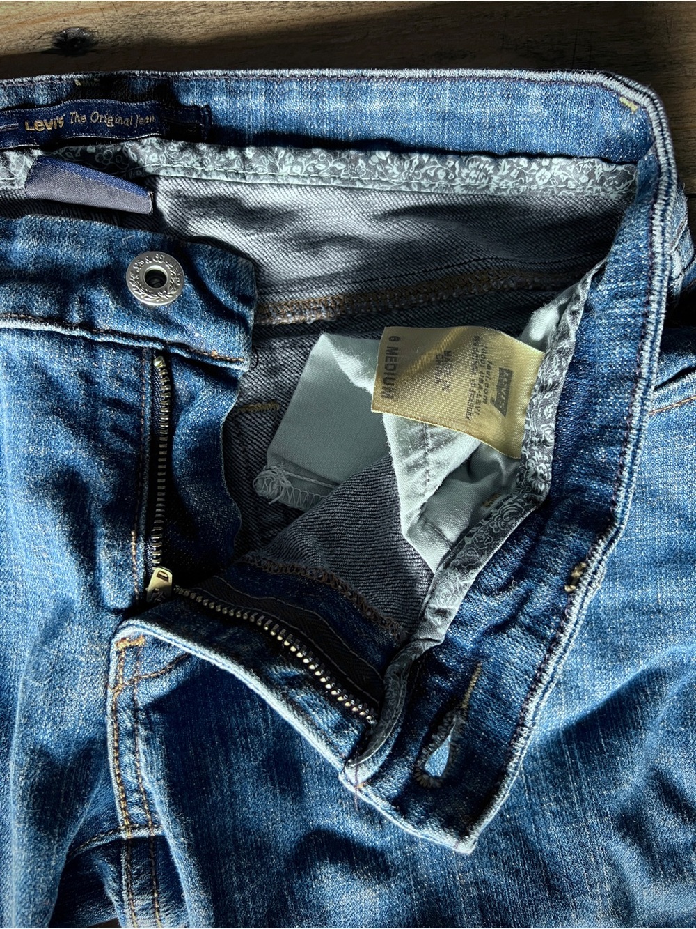 LEVI’s • 547 Platinum Flare Jeans 30” Waist Low Rise Y2K Medium Wash pocket flap - Picture 4 of 16